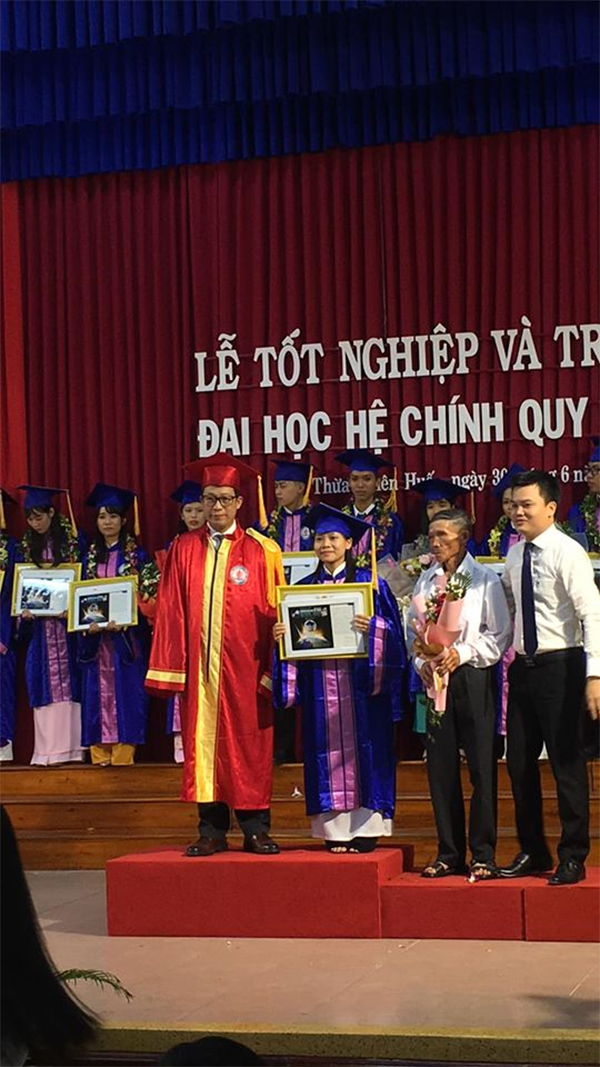Oanh và cha trên bục nhận bằng và giấy khen tốt nghiệp (Nguồn: FB Oanh Trần)
