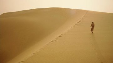 Sinh-ra-rồi-lại-trở-về-cát-bụi