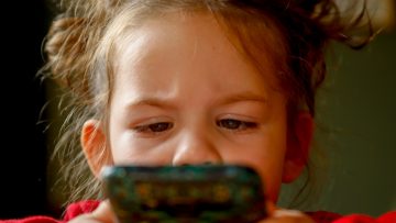 tre em choi dien thoai