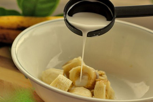 Trộn dầu dừa với chuối sẽ khiến da mềm mại (thongthai.us)
