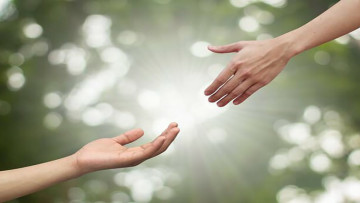 Cuộc đời này giúp đỡ người khác chính là giúp đỡ chính mình. Nguồn ảnh: Internet