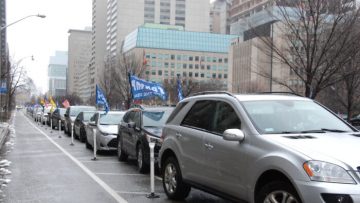 Một hàng dài ô tô ủng hộ Tổng thống Mỹ Donald Trump diễu hành từ Đại lộ Đại học đến Quảng trường Yonge-Dundas vào ngày 3 tháng 1 năm 2020 (Michelle Hu / The Epoch Times)