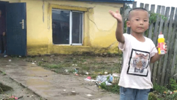 VDH- Báo hiếu không cần đợi tuổi: cha mẹ bỏ rơi bé trai 5 tuổi chăm ông bại liệt