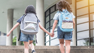 Cách trò chuyện về trường với trẻ: Phù hợp với trẻ 5-15 tuổi