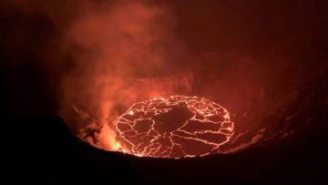 Sự phun trào tiếp tục của núi lửa Kilauea ở Hawaii được hiển thị vào ngày 28 tháng 12 năm 2020. (D. Downs / Cơ quan Khảo sát Địa chất Hoa Kỳ qua AP)