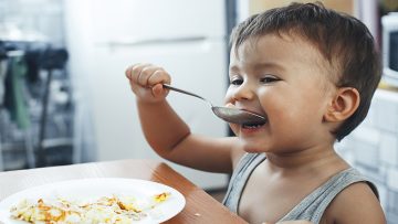 Ở Hoa Kỳ, giáo dục trên bàn ăn là một phần rất quan trọng trong nội dung nuôi dạy con cái. Họ chú ý đến những thứ khác hơn là “ăn no”. (Shutterstock)