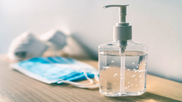 Nếu chọn mua nước rửa tay khô, bạn nên chọn các loại nước rửa tay khô có nồng độ cồn từ 60-75% là có thể an tâm sử dụng vì chúng có khả năng sát khuẩn cao, tiêu diệt được hầu hết các loại virus gây bệnh vô cùng hiệu quả. Ngoài ra, bạn cũng có thể tự làm gel rửa tay cho riêng mình tại nhà bằng từ những nguyên liệu đơn giản, dễ kiếm. (Ảnh: Shutterstock)