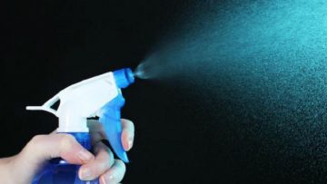 Không xịt trực tiếp nước lau vào màn hình TV