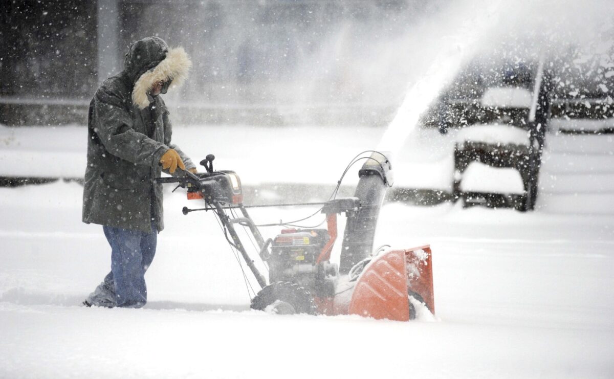 Một người đàn ông dùng máy ném tuyết để dọn bãi đậu xe gần Grotto Pizza ở Hồ Harveys, Pa., Vào ngày 1 tháng 2 năm 2021. (Mark Moran / The Citizens 'Voice qua AP)
