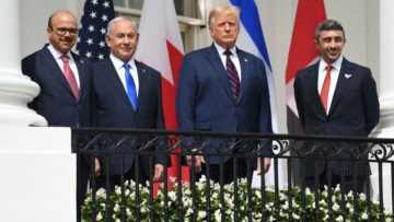 (LR) Bộ trưởng Ngoại giao Bahrain Abdullatif al-Zayani, Thủ tướng Israel Benjamin Netanyahu, Tổng thống Donald Trump và Bộ trưởng Ngoại giao UAE Abdullah bin Zayed Al-Nahyan chụp ảnh từ Ban công Truman tại Nhà Trắng trước khi họ tham gia ký kết Hiệp định Abraham nơi các quốc gia Bahrain và Các Tiểu vương quốc Ả Rập Thống nhất công nhận Israel, tại Washington, vào ngày 15 tháng 9 năm 2020.