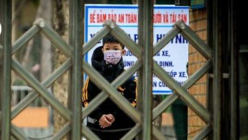 Mẹ đưa con tới khu cách ly, khi mẹ bước ra cổng con đứng nhìn mẹ với vẻ mặt thật buồn. Chúc các con mau vượt qua để xum vầy gia đình