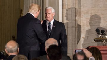 Tổng thống Donald Trump và Phó Tổng thống Mike Pence phát biểu trong buổi lễ trao Huy chương Vàng của Quốc hội vinh danh cựu Thượng nghị sĩ Bob Dole tại Điện Capitol Hoa Kỳ ở Washington, vào ngày 17 tháng 1 năm 2018 (Samira Bouaou / The Epoch Times)