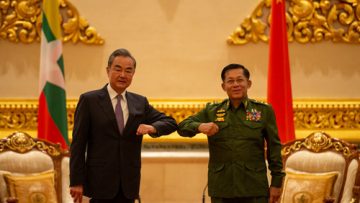 Ngoại trưởng Trung Quốc Vương Nghị (trái) trong một cuộc gặp với Thống tướng Min Aung Hlaing, người tiến hành cuộc đảo chính ngày 1-2 – Ảnh: REUTERS