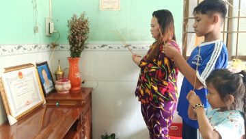 Bị ngăn lại vì không biết bơi, người đàn ông dân tộc vẫn liều mình xuống sông cứu người