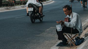 Cảm động người cha mù 60 năm ôm đàn hát bên vệ đường nuôi 5 con khôn lớn