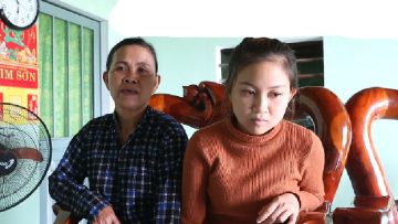 Phát hiện bị ung thư, cô gái xinh đẹp nghẹn ngào trả lễ cưới cho bạn trai