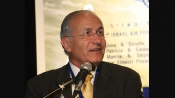 Giáo sư Haim Eshed nói chuyện tại Viện Nghiên cứu Chiến lược Hàng không và Vũ trụ Fisher ở Isarel năm 2008 (Ảnh: Wikipedia)