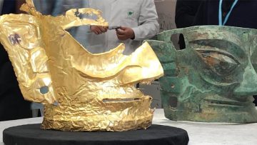 Chiếc mặt nạ bằng vàng ròng gây tranh cãi về sự tồn tại của người ngoài hành tinh ở Trung Quốc cổ đại. (Ảnh qua SCMP)