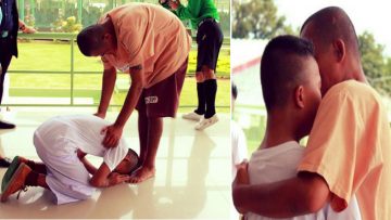 Vô tình gặp cha trong tù, cậu bé không hề xấu hổ mà cúi lạy tỏ lòng tôn kính