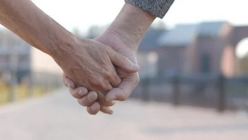 Trên đời này, người có thể đi cùng bạn đến cùng, không bao giờ rời xa chính là vợ. (Nguồn ảnh: Adobe stock)