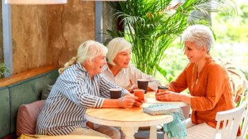 Chúng ta cần gặp gỡ và trò chuyện với bạn bè nhiều hơn, và nếu có dịp nghỉ lễ, chúng ta cũng có thể cùng nhau đi du lịch. (Nguồn ảnh: Adobe Stock)