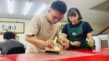 vợ chồng phục hồi sách