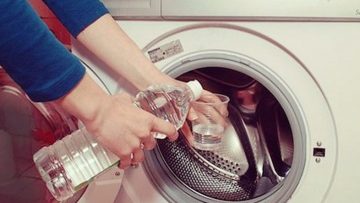 Sử dụng giấm ăn để vệ sinh máy giặt. Nguồn ảnh : eurocook.com