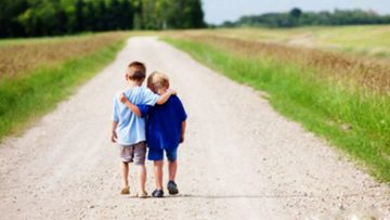 Một người bạn tốt sẽ nhìn thấy giọt nước mắt đầu tiên, lau đi giọt nước mắt thứ hai và ngăn lại giọt nước mắt thứ ba