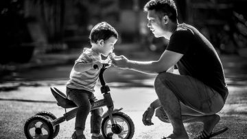 Cậu bé đã sưởi ấm trái tim băng giá của người đàn ông chỉ với một câu nói