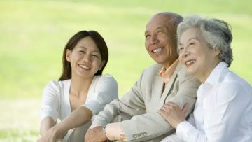 Cha mẹ của bạn đã chăm sóc bạn không chỉ trong những năm đầu tiên của cuộc đời mà ngay cả khi bạn đã lập gia đình riêng! Bây giờ chính là lúc bạn cho họ thấy rằng bạn sẽ ở bên họ khi họ cần. Nguồn ảnh: afamily.vn