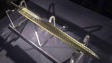 Thanh kiếm  Câu Tiền hơn 2000 tuổi  (Hình ảnh: qua wikimedia CC BY-SA 4.0 )