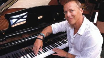 Anh Chơi piano như thiên tài sau khi bị sét đánh. Nguồn ảnh: nhipsongdoanhnghiep