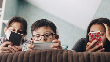 Cha mẹ nên cho trẻ em sử dụng điện thoại thông minh như thế nào?