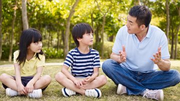 Làm thế nào để nói chuyện với con về bạo lực?