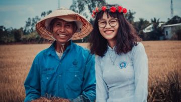 Bố khắc khổ mà chúng ta vẫn lớn lên. Thật ra, Bố có phép màu