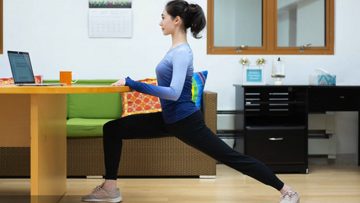 7 động tác căng cơ lấy cảm hứng từ khiêu vũ mà bạn có thể thực hiện tại bàn làm việc