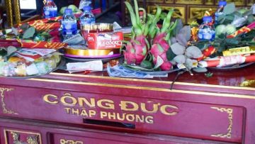 Tiền công đức không được làm của riêng