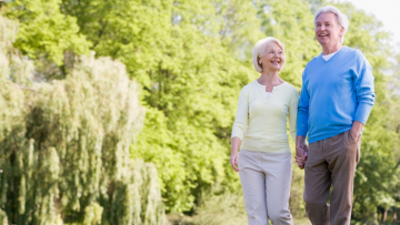 Cái nắm tay son sắt lúc về già là sự đánh đổi bởi bao giông bão thời tuổi trẻ