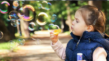 Giáo dục con cái là trách nhiệm của cha mẹ. Nguồn ảnh: aboluowang.com