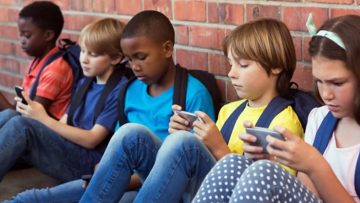 Internet có rất nhiều tiện ích nhưng cũng có nhiều rủi ro, cha mẹ cần lưu ý