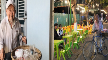 Cụ ông 90 tuổi đạp xe bán đậu phộng rang kiếm tiền làm từ thiện