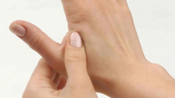 Giải độc bằng bấm huyệt. Nguồn ảnh: cafef