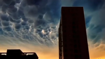 Hàm Đan, Hà Bắc, bị sốc bởi một đám mây đen đáng sợ như địa ngục và một cơn gió quỷ thổi bay người trên mặt đất (Video)