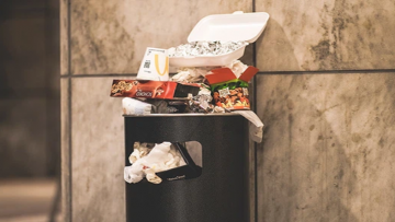 Thói quen sinh hoạt của người giàu và người nghèo, nhìn thùng rác cũng có thể biết