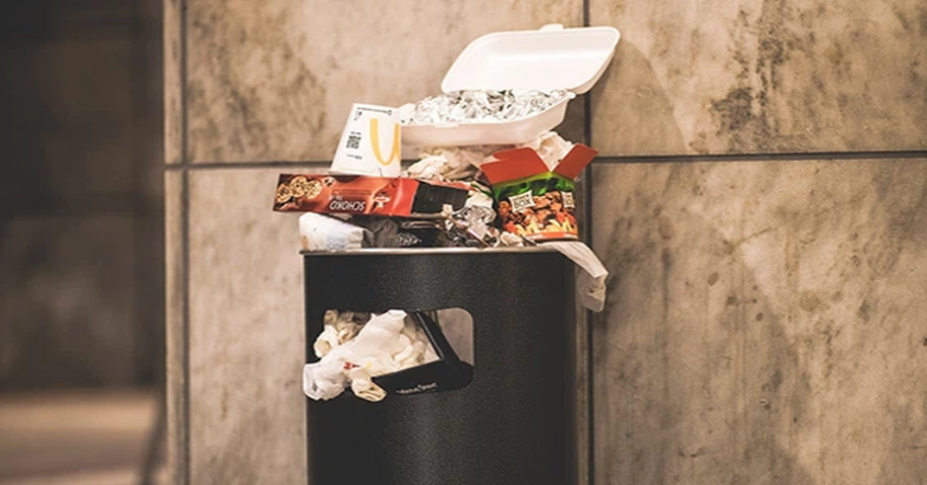Thói quen sinh hoạt của người giàu và người nghèo, nhìn thùng rác cũng có thể biết