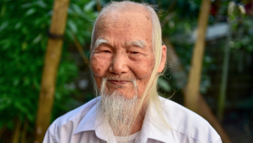 Cụ ông 99 tuổi, 30 năm chữa bệnh miễn phí cho người nghèo, chia sẻ bí quyết trường sinh