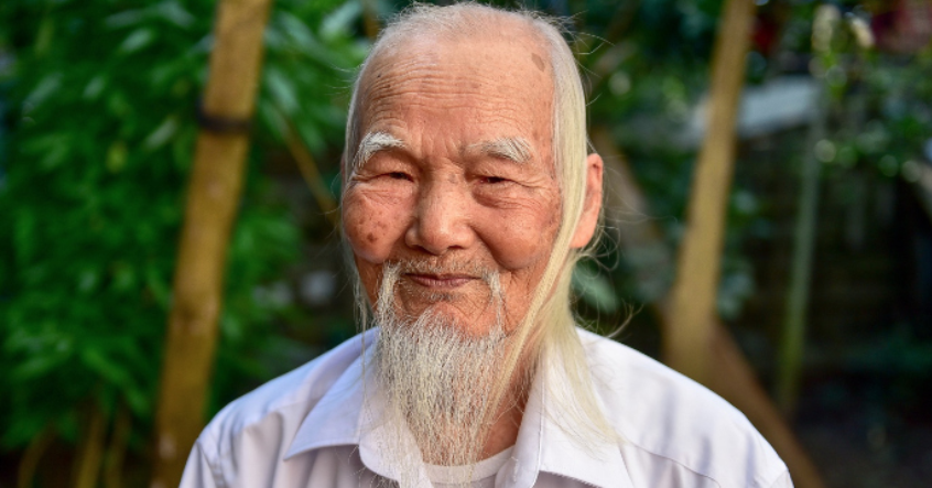 Cụ ông 99 tuổi, 30 năm chữa bệnh miễn phí cho người nghèo, chia sẻ bí quyết trường sinh