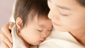 Người ngủ với con trước 3 tuổi quyết định tính cách của con. Nguồn ảnh: nafamily