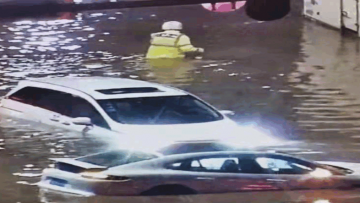 Bão số 9 đổ bộ vào Thâm Quyến, đường sá ngập thành sông, người dân vội vã bỏ xe chạy thoát thân