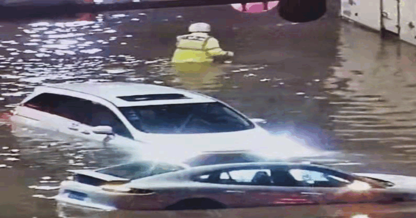 Bão số 9 đổ bộ vào Thâm Quyến, đường sá ngập thành sông, người dân vội vã bỏ xe chạy thoát thân
